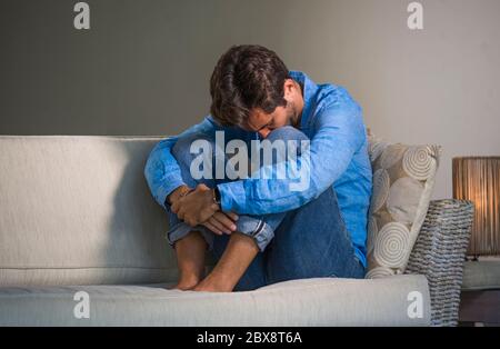 portrait de style de vie de jeune attrayant et beau triste latin homme assis fatigué et déprimé à la maison canapé canapé se sentant submergé et inquiet suffit Banque D'Images