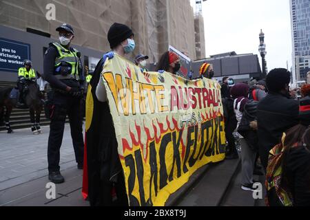 Melbourne, Australie. 06e juin 2020. MELBOURNE BLACK LIVES RALLY-des manifestants tiennent des panneaux sur Bourke Street à Melbourne pendant la manifestation-cet événement a été organisé pour se rassembler contre les morts autochtones en détention en Australie et en unité avec des manifestations à travers les États-Unis suite à l'assassinat d'un homme noir non armé George Floyd at Les mains d'un policier à Minneapolis, Minnesota-image Credit: brett keating/Alay Live News Banque D'Images