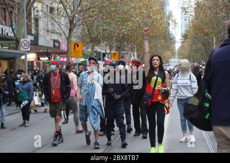 Melbourne, Australie. 06e juin 2020. MELBOURNE BLACK LIVES RALLY-des manifestants défilent sur Bourke Street à Melbourne pendant la manifestation-cet événement a été organisé pour se rassembler contre les morts autochtones en détention en Australie et en unité avec des manifestations à travers les États-Unis suite à l'assassinat d'un homme noir non armé George Floyd aux mains D'un policier à Minneapolis, Minnesota-image Credit: brett keating/Alay Live News Banque D'Images