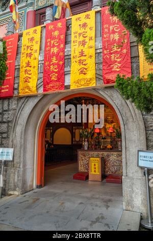 Entrée au monastère de po Lin, village de Ngon Ping, Lantau, Hong Kong Banque D'Images