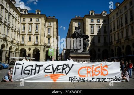 Turin, Italie. 05e juin 2020. TURIN, ITALIE - 05 juin 2020 : les manifestants tiennent une bannière intitulée « combattre chaque crise » pendant un vendredi pour une manifestation future, une grève mondiale contre l'inaction gouvernementale face à l'effondrement du climat et à la pollution de l'environnement. (Photo de Nicolò Campo/Sipa USA) crédit: SIPA USA/Alay Live News Banque D'Images