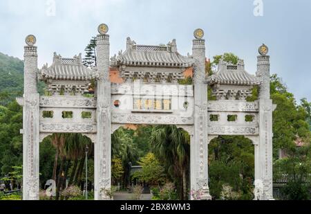 Porte ornée dans le village de Ngong Ping sur l'île de Lantau, à Hong Kong Banque D'Images