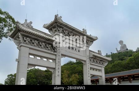 Porte dans le village de Ngong Ping avec Tian Tan Big Buddha dans la dposition sur l'île de Lantau, Hong Kong Banque D'Images