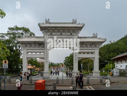 Porte dans le village de Ngong Ping sur l'île de Lantau, Hong Kong Banque D'Images