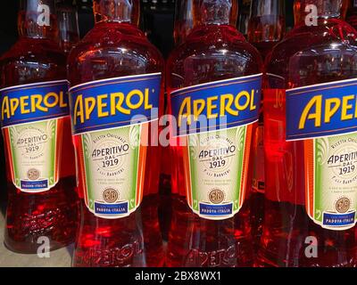 Tönisvorst, Allemagne - juin 5. 2020: Gros plan des bouteilles isolées de liqueur rouge Aperol dans le rayon du supermarché allemand Banque D'Images