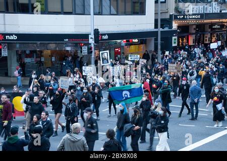 Sydney Australie 6 2020 juin, les personnes protestant dans la rue pour soutenir la vie noire comptent, les morts noires en détention et contre le racisme malgré le medi Banque D'Images