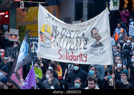 Sydney Australie 6 2020 juin, les personnes protestant dans la rue pour soutenir la vie noire comptent, les morts noires en détention et contre le racisme malgré le medi Banque D'Images