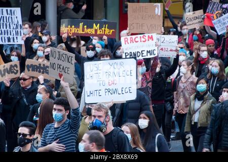 Sydney Australie 6 2020 juin, les personnes protestant dans la rue pour soutenir la vie noire comptent, les morts noires en détention et contre le racisme malgré le medi Banque D'Images