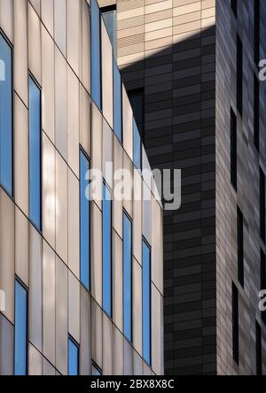 Résumé juxtaposition de bâtiments et lumière et ombre, Newcastle University, Newcastle upon Tyne, Angleterre. Banque D'Images