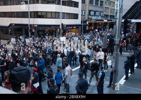 Sydney Australie 6 2020 juin, les personnes protestant dans la rue pour soutenir la vie noire comptent, les morts noires en détention et contre le racisme malgré le medi Banque D'Images