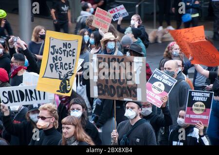 Sydney Australie 6 2020 juin, les personnes protestant dans la rue pour soutenir la vie noire comptent, les morts noires en détention et contre le racisme malgré le medi Banque D'Images