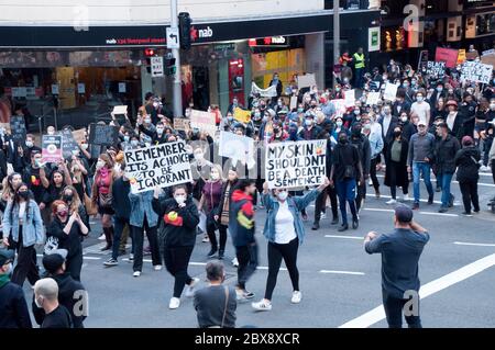 Sydney Australie 6 2020 juin, les personnes protestant dans la rue pour soutenir la vie noire comptent, les morts noires en détention et contre le racisme malgré le medi Banque D'Images