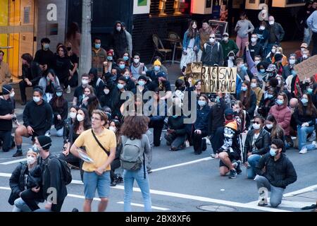Sydney Australie 6 2020 juin, rassemblement de protestation contre les morts noires en détention et les vies noires importantes, à 4:30 plus de 10,000 manifestants se sont mis à genoux Banque D'Images