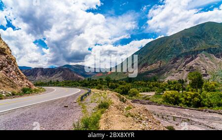 Route déserte 40 à travers des montagnes colorées au Parque Nacional Los Cardones (Parc National) dans la Salta Provence, Argentine Banque D'Images