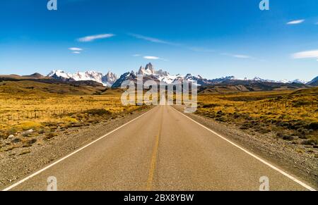 Montagne El Chalten et Cerro Torre au Parc National Los Glaciares en Patagonie, Argentine. Vue depuis l'entrée Banque D'Images