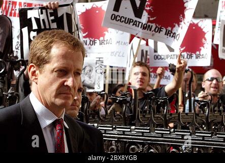 Alistair Campbell, directeur des communications au Premier ministre britannique Tony Blair, arrive devant les cours royales de justice pour témoigner de l'enquête Hutton sur le décès de l'expert en armes du gouvernement, le Dr David Kelly, à Londres, le 19 août 2003. Une enquête potentiellement explosive sur le suicide du scientifique britannique Kelly questionnera mardi l'homme droit de Blair Campbell sur l'affaire de la guerre en Irak et de la mort du scientifique. Photo : James Boardman Photographie de presse. Banque D'Images