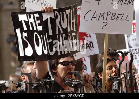 Alistair Campbell, directeur des communications au Premier ministre britannique Tony Blair, arrive devant les cours royales de justice pour témoigner de l'enquête Hutton sur le décès de l'expert en armes du gouvernement, le Dr David Kelly, à Londres, le 19 août 2003. Une enquête potentiellement explosive sur le suicide du scientifique britannique Kelly questionnera mardi l'homme droit de Blair Campbell sur l'affaire de la guerre en Irak et de la mort du scientifique. Photo : James Boardman Photographie de presse. Banque D'Images