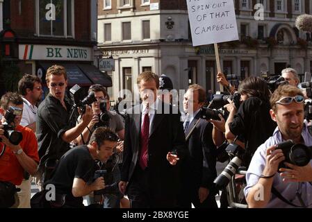 Alistair Campbell, directeur des communications au Premier ministre britannique Tony Blair, arrive devant les cours royales de justice pour témoigner de l'enquête Hutton sur le décès de l'expert en armes du gouvernement, le Dr David Kelly, à Londres, le 19 août 2003. Une enquête potentiellement explosive sur le suicide du scientifique britannique Kelly questionnera mardi l'homme droit de Blair Campbell sur l'affaire de la guerre en Irak et de la mort du scientifique. Photo : James Boardman Photographie de presse. Banque D'Images