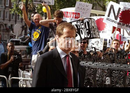 Alistair Campbell, directeur des communications au Premier ministre britannique Tony Blair, arrive devant les cours royales de justice pour témoigner de l'enquête Hutton sur le décès de l'expert en armes du gouvernement, le Dr David Kelly, à Londres, le 19 août 2003. Une enquête potentiellement explosive sur le suicide du scientifique britannique Kelly questionnera mardi l'homme droit de Blair Campbell sur l'affaire de la guerre en Irak et de la mort du scientifique. Photo : James Boardman Photographie de presse. Banque D'Images