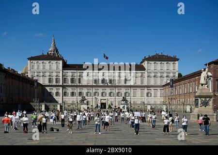 Turin, Italie. 05e juin 2020. TURIN, ITALIE - 05 juin 2020 : les manifestants maintiennent une distance sociale pendant une démonstration d'étudiants en psychologie pour accéder à la profession après une année de stage sans avoir à passer l'examen de qualification. (Photo de Nicolò Campo/Sipa USA) crédit: SIPA USA/Alay Live News Banque D'Images