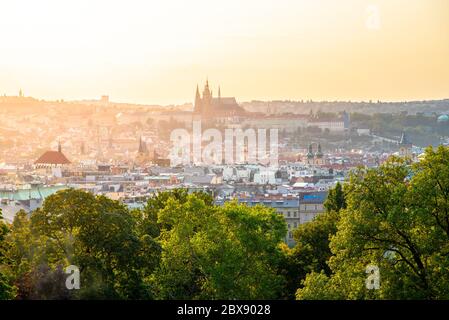 Paysage urbain de Prague avec le château de Prague à l'heure du coucher du soleil. Vue depuis les jardins Rieger, Prague, République tchèque. Banque D'Images