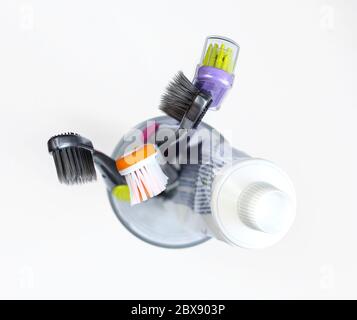 Dentifrice et brosses à dents en verre isolé. Kit d'hygiène dentaire des produits utilisés ci-dessus Banque D'Images