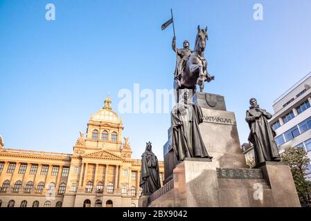 La statue équestre en bronze de St Venceslas sur la place Venceslas avec le bâtiment historique de la Renaissance du Musée national de Prague, République tchèque. Banque D'Images