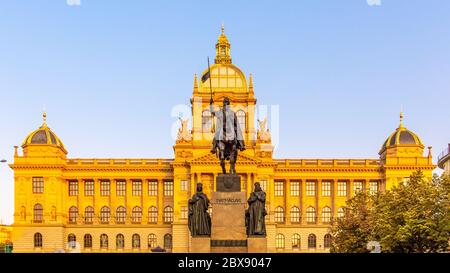 La statue équestre en bronze de St Venceslas sur la place Venceslas avec le bâtiment historique de la Renaissance du Musée national de Prague, République tchèque. Banque D'Images