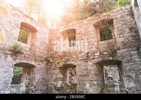 Ruines du moulin de Dolsky, Dolsky mlyn, à la rivière Kamenice dans le parc national de la Suisse de Bohême, République tchèque. Banque D'Images