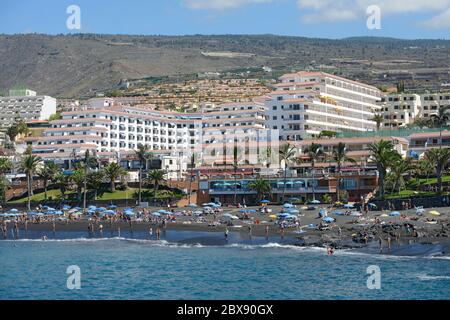 Vue panoramique sur la célèbre plage d'Arana avec du sable noir volcanique à Puerto de Santiago depuis l'eau, Tenerife, les îles Canaries, Espagne. Banque D'Images