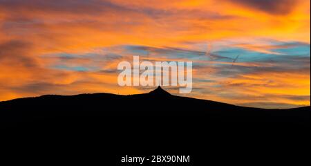 Silhouette de montagne de la montagne de la Jested au coucher du soleil, Liberec, République Tchèque. Banque D'Images