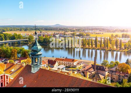 Vue aérienne de Litomerice et de la rivière Lamont depuis le clocher de la cathédrale le jour d'été ensoleillé, République tchèque. Banque D'Images