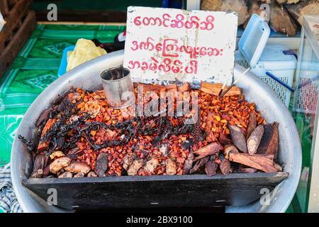Insectes vendus sur un marché de rue menant à la Pagode Kyaiktiyo au Myanmar, ancienne Birmanie Banque D'Images