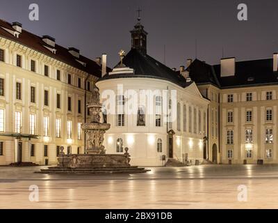 Chapelle de la Sainte Croix sur la deuxième cour du château de Prague la nuit, Prague, République Tchèque. Banque D'Images