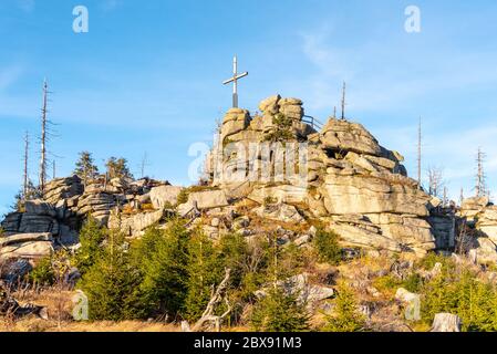 Formation de roche en granit avec croix en bois sur le sommet de Hochstein près de Dreisesselberg, Tristolicnik. Frontière entre Bayerische Wald en Allemagne et le parc national de Sumava en République tchèque. Banque D'Images