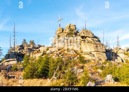 Formation de roche en granit avec croix en bois sur le sommet de Hochstein près de Dreisesselberg, Tristolicnik. Frontière entre Bayerische Wald en Allemagne et le parc national de Sumava en République tchèque. Banque D'Images