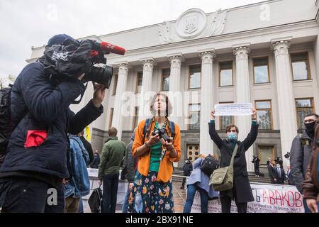 KIEV, UKRAINE - juin 05 2020: Les gens devant la Verkhovna Rada (Parlement ukrainien) protestent contre la police Banque D'Images