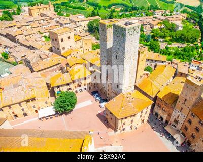 Vue aérienne du centre-ville historique de San Gimignano avec deux tours - Torri dei Sallucci, Toscane, Italie. Banque D'Images