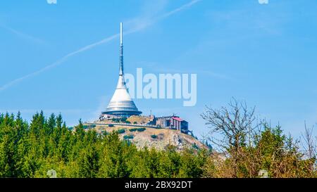 Jested - bâtiment architectural unique. Transmetteur de l'hôtel et de la télévision sur le sommet de la montagne de Jested, Liberec, République tchèque. Banque D'Images