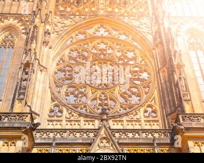 Vue détaillée sur la rosace gothique de la cathédrale Saint-Vitus de Prague, République tchèque. Banque D'Images