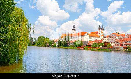 Panorama Telc. Reflet de l'eau des maisons et du château de Telc, République tchèque. Patrimoine mondial de l'UNESCO. Banque D'Images