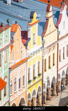 Vue aérienne des gables colorés et des toits des maisons de la Renaissance à Telc, République tchèque. Patrimoine mondial de l'UNESCO. Banque D'Images