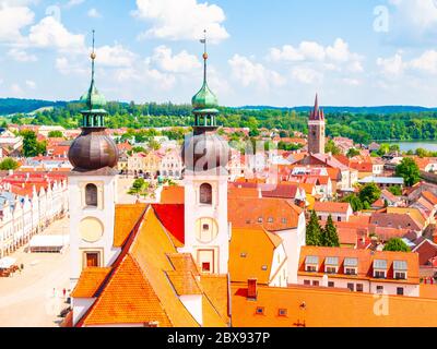 Vue aérienne de Telc avec la place principale et les tours de l'église du Saint-Nom de Jésus, République tchèque. Patrimoine mondial de l'UNESCO. Banque D'Images