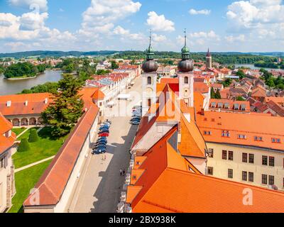 Vue aérienne de Telc avec la place principale et les tours de l'église du Saint-Nom de Jésus, République tchèque. Patrimoine mondial de l'UNESCO. Banque D'Images