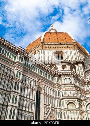 Vue détaillée de Florence Catherdal, Cattedrale di Santa Maria del Fiore ou il Duomo di Firenze, avec mosaïque ornementale, Firenze, Toscane, Italie. Banque D'Images