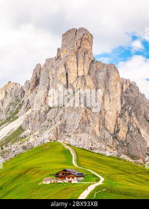 Passo Giau avec le mont Gusela en arrière-plan, Dolomites, ou Dolomiti Mountains, Italie. Banque D'Images