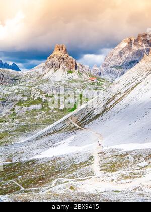 Tre Cime Hut, alias Dreizinnenhutte ou Rifugion Antonio Locatelli avec Torre di Toblin, alias Toblinge Knoten, en arrière-plan, Dolomites, Italie. Banque D'Images