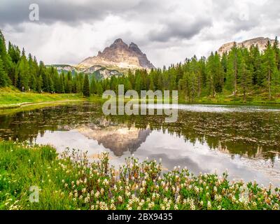 Tre Cime di Lavaredo, alias Drei Zinnen, reflet dans l'eau du lac Antorno avec ciel orageux spectaculaire, Dolomites, Italie. Banque D'Images