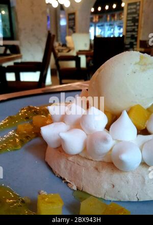 Gâteau au dessert Meringue Pavlova avec baies fraîches sur une assiette. Délicieux dessert à la meringue douce, vue rapprochée Banque D'Images