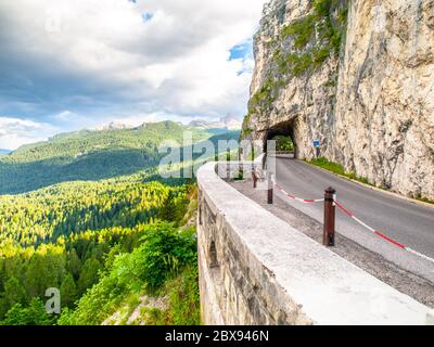 Route asphaltée alpine avec tunnel. Paysage de montagne près de Cortina d'Ampezzo. Dolomites, Italie. Banque D'Images